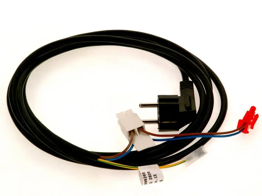 BOSCH Anschlussleitung mit schwarzem Stecker und mehreren mehrfarbigen Drähten, die zu einem weißen Stecker führen. Flexible Kabelführung für elektrische Verbindungen.